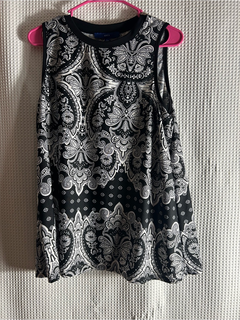 Women’s Lg Apt9 Black and White Paisley Print Sleeveless Stretch Blouse